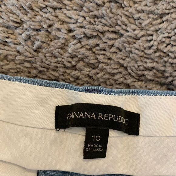 Banana Republic chambray denim shorts. Size: 10 - Picture 2 of 4